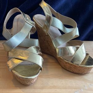 Strap oh metallic gold cork wedge